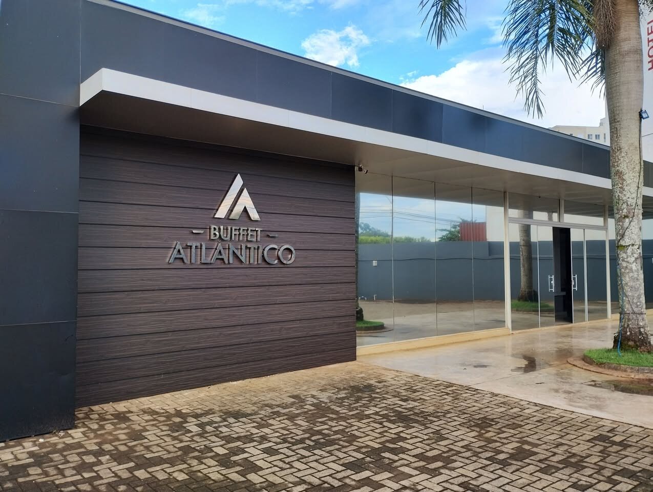 Fachada do Buffet Atlântico com revestimento e comunicação visual produzidos pela Edis Painéis