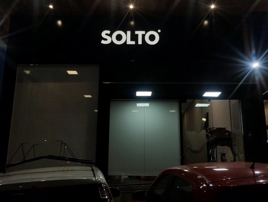 Letreiro interno iluminado da loja Solto produzido pela Edis Painéis